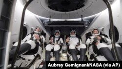 Astronot Badan Antariksa Eropa Thomas Pesquet, astronot NASA Megan McArthur dan Shane Kimbrough, dan astronot Badan Eksplorasi Luar Angkasa Jepang Akihiko Hoshide memberi isyarat di dalam pesawat ruang angkasa SpaceX Dragon . (Foto: NASa via AP)