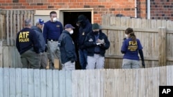 Агенты ФБР проводят обыск подвального помещения дома в Нэшвилле. 26 января 2020 г.