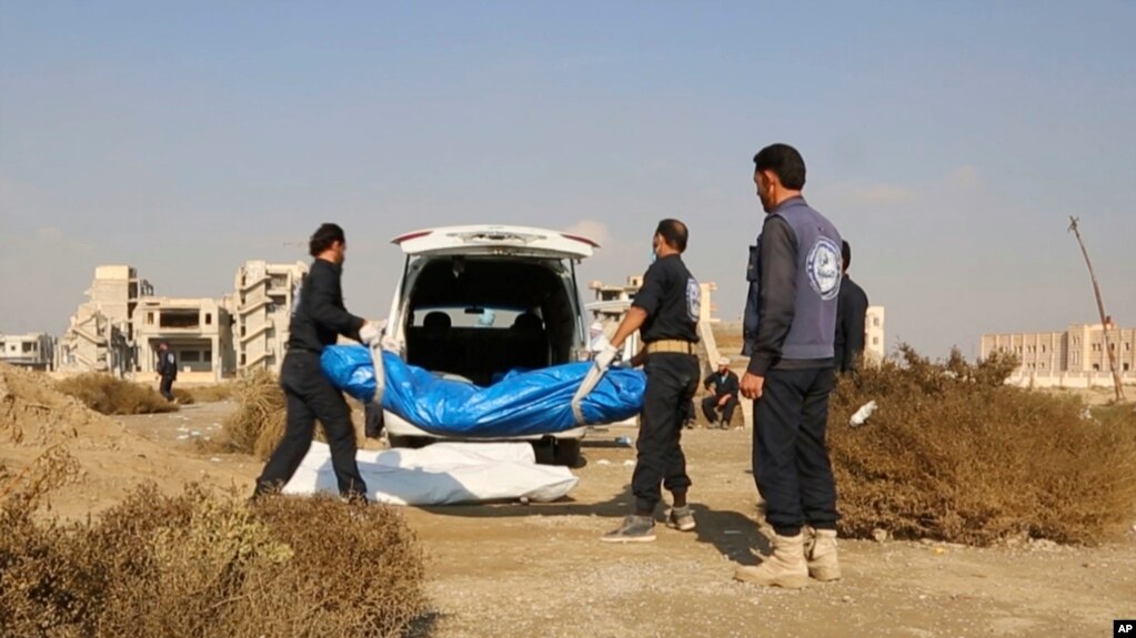 Petugas dari Raqqa mengangkat kerangka manusia dari lokasi kuburan massal yang diyakini berisi mayat warga sipil dan militan Negara Islam, di Raqqa, 22 November 2018. (Foto: videograb/dok)