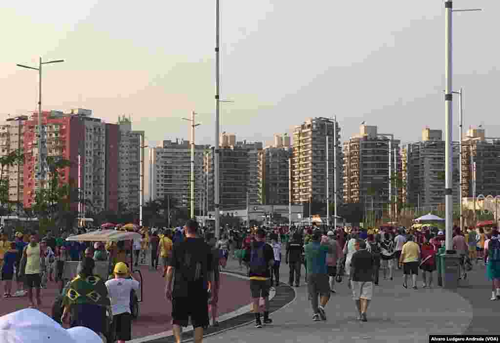 Multidão na Vila Olímpica. Jogos Olímpicos. Rio de Janeiro 2016. Brasil