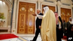 ប្រធានាធិបតី​ Donald Trump ដើរ​ជាមួយ​ព្រះមហាក្សត្រ​នៃ​ប្រទេស​សាអ៊ូឌី Salman នៅ​មជ្ឈមណ្ឌល​សន្និសីទ King Abdulaziz កាល​ពី​ថ្ងៃទិ​២១ ឧសភា ២០១៧ នៅ Riyadh។