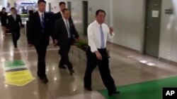 前北韓情報機構負責人金英哲（右）星期二抵達北京機場。