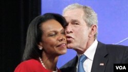 Bush saluda a su colega Condoleezza Rice durante el evento en SMU.