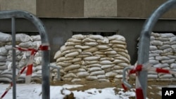 Vreće s pijeskom prekrivaju prozore stambene zgrade u Belgorodu, Rusija, petak, 26. januara 2024. U raketnom napadu na grad u blizini ukrajinske granice 30. decembra ubijeno je 25, a povrijeđeno 109 ljudi.