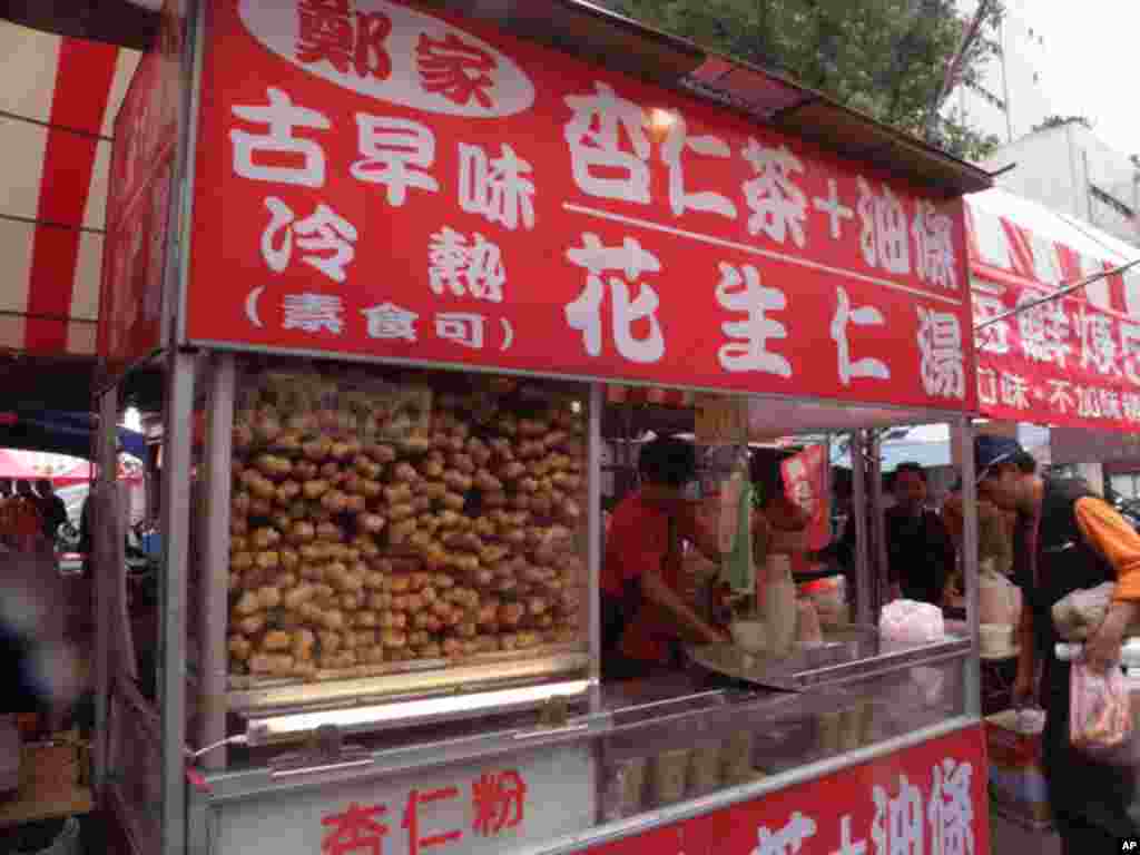 浓香的杏仁茶配上脆脆油条，星巴达克咖啡请一旁站吧！