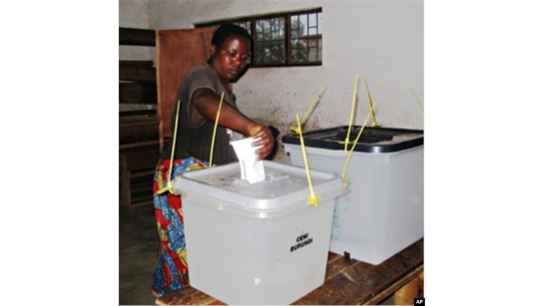 A Burundian voter casts her vote at a polling station in Burundi's capital, Bujumbura (File Photo - 23 Jul 2010)