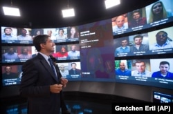 Harvard Business School Professor Bharat Anand demonstrates an online classroom that allows real-time discussion between professors and students from around the world.