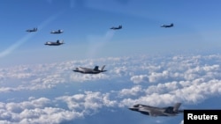 Američki avioni F-35B (naprijed) i južnokorejski avioni F-15K u vojnoj vježbi u Južnoj Koreji, 31. august 2017.
