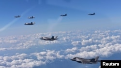 Pesawat tempur Marinir Angkatan Laut AS F-35B (depan) dan pesawat F-15K Angkatan Udara Korea Selatan dalam latihan militer bersama di Korea Selatan, 31 Agustus 2017. (Republic of Korea Air Force/Yonhap/via REUTERS)