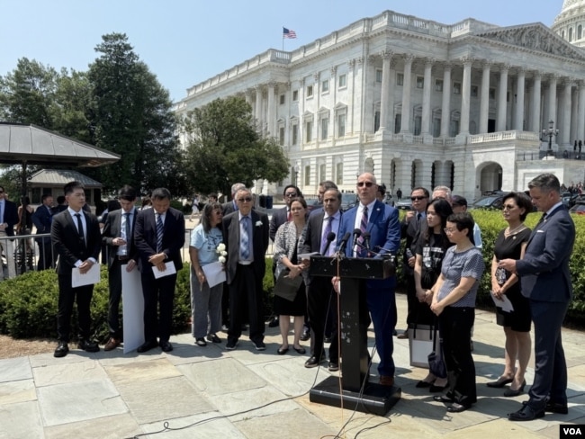 资料照片:美国国会众议院中共问题特设委员会的共和与民主两党议员6月4日在国会大厦外举行新闻发布会,纪念1989年“六四”天安门事件36周年。(美国之音记者利平拍摄)