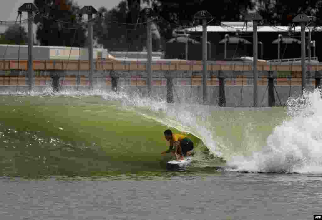 Filipe Toledo of Brazil scores a perfect 10 during round one of the WSL Founders&#39; Cup of Surfing at the Kelly Slater Surf Ranch in Lemoore, California, May 5, 2018.