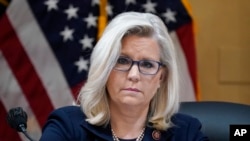 FILE - Wakil Ketua Liz Cheney (R-Wyo.), dalam sidang komite khusus DPR yang menyelidiki serangan 6 Januari di Gedung Capitol Amerika Serikat di Washington, D.C., 28 Juni 2022. (J. Scott Applewhite, Arsip/AP)