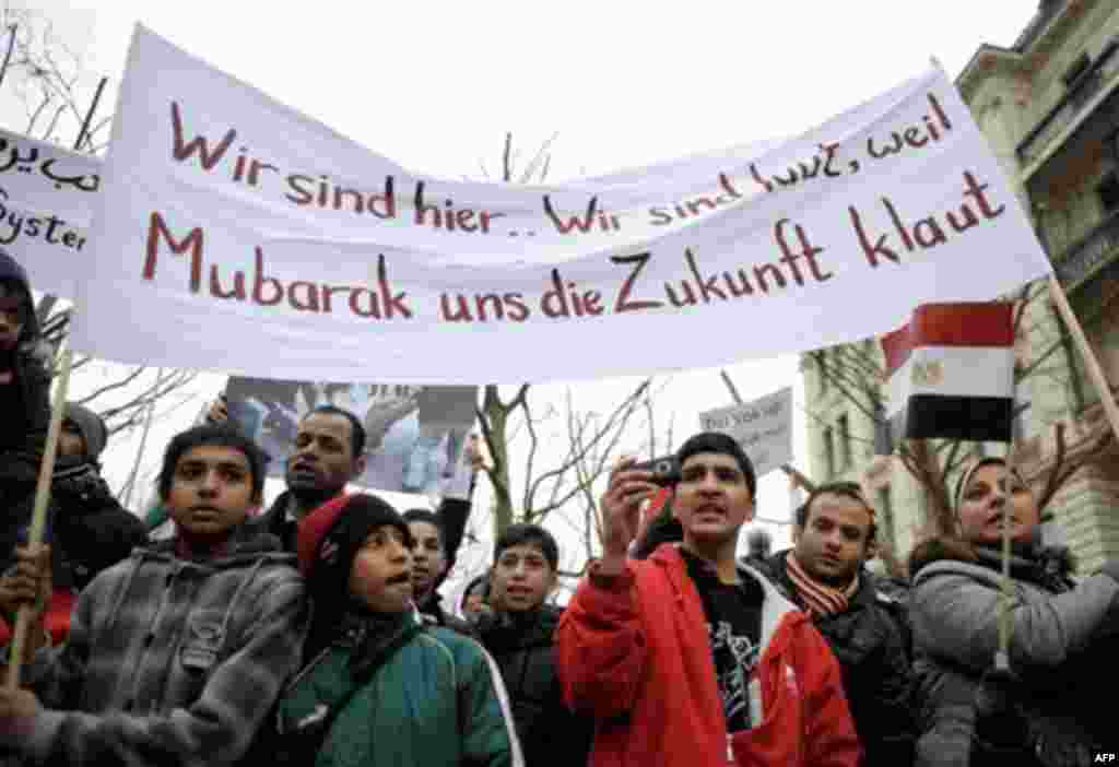 Demonstranten protestieren am Freitag (04.02.11) in Berlin - Charlottenburg mit einem Transparent mit der Aufschrift "Wir sind hier. Wir sind laut, weil Mubarak uns die Zukunft klaut" gegen den aegyptischen Praesidenten Husni Mubarak. Angesichts der anhal