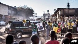 지난달 30일 실시된 짐바브웨 대통령 선거에서 에머슨 음난가그와 현 대통령이 당선된 가운데 지지자들이 하라레에서 음난가그와 대통령의 승리를 축하하고 있다. 