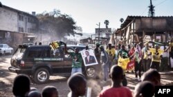 Les partisans du président Emmerson Mnangagwa, réélu récemment, célèbrent sa victoire à Mbare, Harare, le 3 août 2018.