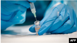 世界衛生組織的專家正在檢測“奧米克絨”變異新冠病毒毒株。（法新社照）