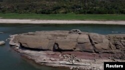 مجسمه بودایی بر بالای صخره جزیره فویلیانگ در رودخانه یانگ‌تسه، پس از کاهش سطح آب به دلیل خشکسالی در چونگ کینگ پدیدار شده است.