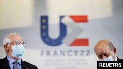 جوزپ بورل مسئول سیاست خارجی اتحادیه اروپا (چپ) و ژان ایو لودریان وزیر خارجه فرانسه - عکس آرشیو