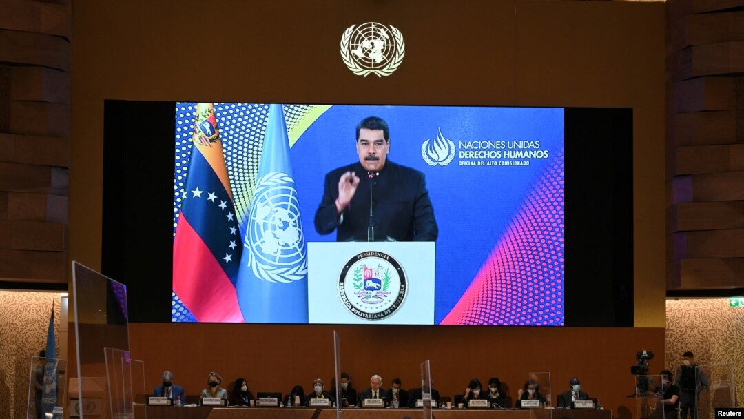 El presidente de Venezuela, Nicolás Maduro, aparece en una pantalla mientras pronuncia un discurso en el inicio de una sesión del Consejo de Derechos Humanos de la ONU, en Ginebra, Suiza, el 28 de febrero de 2022. Foto: Reuters.