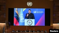 El presidente de Venezuela, Nicolás Maduro, aparece en una pantalla mientras pronuncia un discurso en el inicio de una sesión del Consejo de Derechos Humanos de la ONU, en Ginebra, Suiza, el 28 de febrero de 2022. Foto: Reuters.