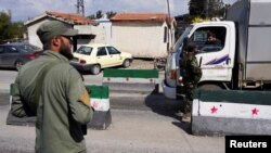 Arşîv: Endamekî hêzên ewlekarîya Sûriyê li xaleke kontrolê li Laziqîyê-Sûriye