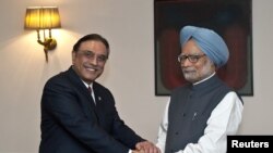 Perdana Menteri India Manmohan Singh (kanan) berjabat tangan dengan Presiden Pakistan Asif Ali Zardari di New Delhi (8/4).