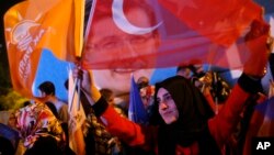 2015年6月7日伊斯坦布尔: 土耳其执政党（正义与发展党）的支持者