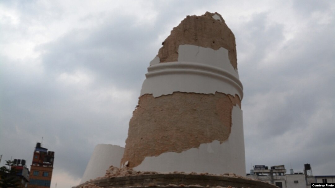 Reruntuhan menara Dharahara di Basantpur, pasca hantaman gempa bumi 7.9 SR di Kathmandu (Foto: Bikas Rauniar)