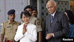 Pemimpin oposisi Burma, Aung San Suu Kyi disambut Menteri Luar Negeri India, Ranjan Mathai (kanan) setibanya di bandara internasional Indira Gandhi, New Delhi (13/11). 