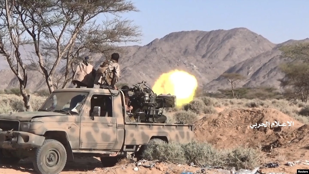 Para anggota pasukan Houthi melancarkan serangan terhadap sebuah truk di Distrik al-Jubah, Marib, Yaman, dalam potongan gambar yang diambil dari video yang dirilis oleh pusat informasi Houthi, pada 2 November 2021. (Foto: Houthi Media Center/Handout via Reuters)
