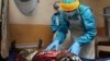 Un médecin de la Sierra Leone soigne une patiente dans la quarantaine installée pour contenir l'épidémie, à Kenema, le 7 février 2011.