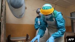 Wani jami'in kula da lafiya yana duba wani mai fama da cutar Lassa Fever