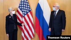 웬디 셔먼 미국 국무부 부장관과 세르게이 랴브코프 러시아 외무차관이 28일 제네바 주재 미국 대사관에서 회담했다. 