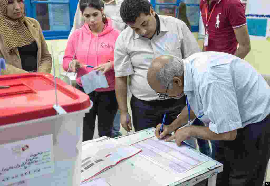 Tunisian election officials during the count process at a polling station in the country&#39;s first post-revolution parliamentary election,Tunisia, Oct. 26, 2014. 