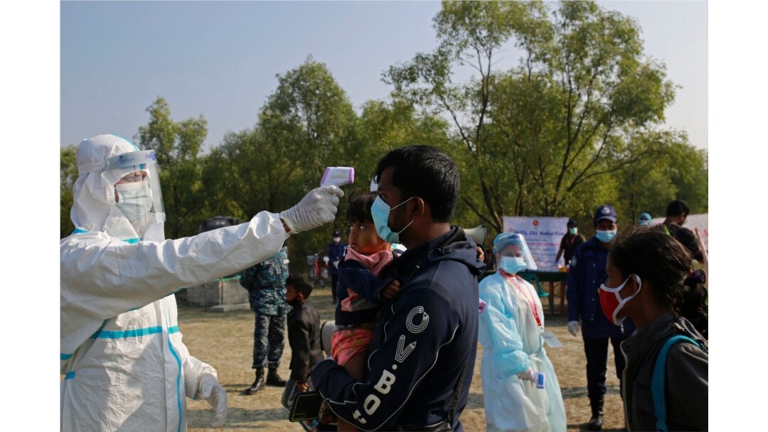 Petugas kesehatan memeriksa suhu tubuh para pengungsi Rohingya di tengah perebakan COVID-19 di Bangladesh (foto: dok).