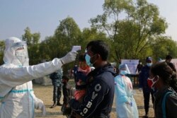 Petugas kesehatan memeriksa suhu tubuh para pengungsi Rohingya di tengah perebakan COVID-19 di Bangladesh (foto: dok).