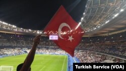 Les supporters turques brandissent leur drapeau lors du match France-Turquie, France, le 14 octobre 2019.