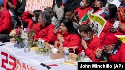 Para demonstran mengakhiri mogok makan selama 23 hari untuk merayakan kemenangan dan pengesahan anggaran negara bagian New York, Rabu, 7 April 2021. (Foto: John Minchillo/AP)