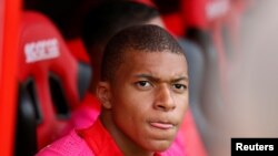 Kylian Mbappé sur le banc lors du match de Monaco contre Dijon, à Dijon, France, 13 août 2017.