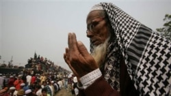در حالی که هزاران مسلمان بنگلادشی در انتظار بازگشت از مراسم مذهبی در داکا هستند، یکی از آنان به دعا مشغول است. ۲۳ ژانویه ۲۰۱۱