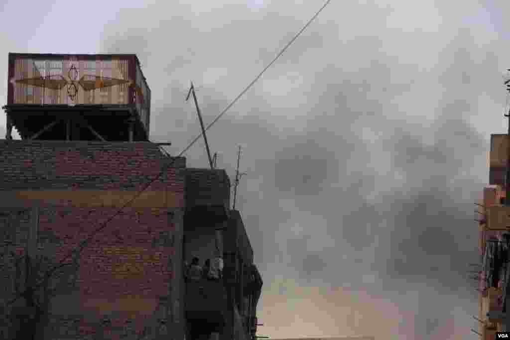 Smoke fills the sky over protests in Cairo, Dec. 6, 2013. (Hamada Elrasam for VOA)