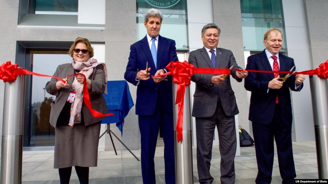 Davlat kotibi Jon Kerri (markazda) Bishkekda AQSh elchixonasining yangi binosi ochilishi marosimida qatnashdi, 31-oktabr, 2015-yil, Bishkek, Qirg'iziston.