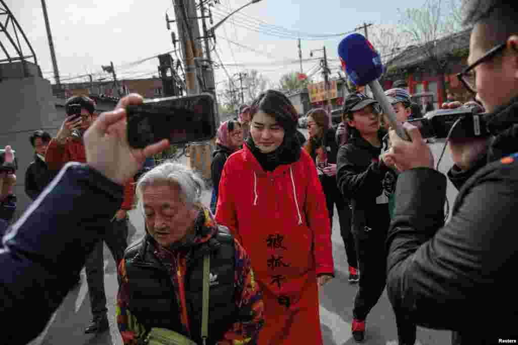 2018年4月4日，被拘留709律师王全璋的妻子李文足和朋友与记者们在中国最高人民法院投诉办公室附近。