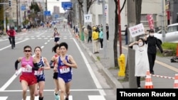 일본 정부가 오는 7월로 예정된 도쿄올림픽 개최지인 도쿄 등 일부 지역에 발령한 신종 코로나바이러스 관련 국가긴급사태를 연장하는 방안을 고려하는 것으로 알려졌습니다.