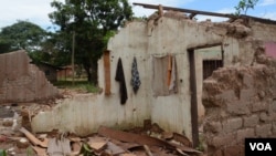 Muslims who fled the PK5 district are returning home to the PK5 district only to find their homes in ruins, Bangui, CAR, Oct. 2, 2014. (Katarina Hoije/VOA)