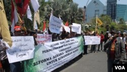 Aksi peringatan Hari Tani Nasional di depan gedung negara Grahadi, Surabaya, Rabu (24/9). (VOA/Petrus Riski)