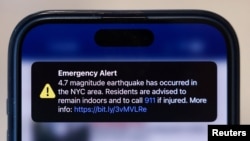 紐約市手機上顯示發生 4.7 級地震的緊急警報 (路透社照片)