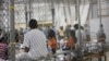 EEUU: Informe señala que no se verificó a empleados en centros migratorios