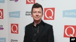 Rick Astley akan menggelar konser gratis untuk para petugas medis di Inggris. (Foto: dok).