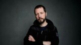 Мстислав Чернов під час отримання нагороди Джорджа Полка за серію репортажів про війну. Нагорода присуджуються щорічно за особливі досягнення в журналістиці. 